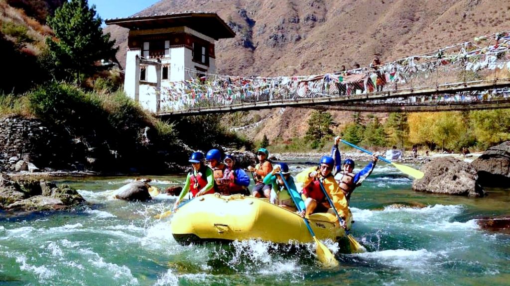 Rafting in Bhutan  dfvnodfv